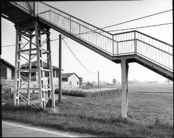 Rampa di attraversamento pedonale - campo con rotoballe