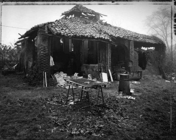 Cascina abbandonata - tavolo - cassette di legno