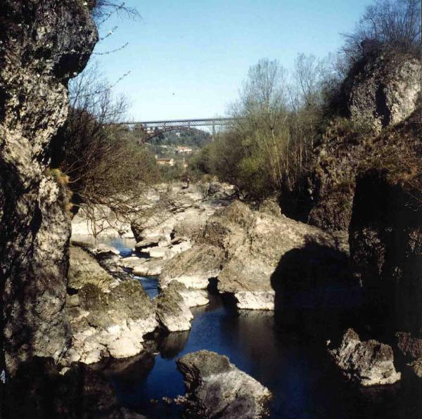 Fiume - rocce - ponte in ferro