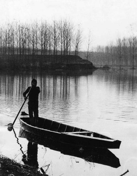 Fiume Po - uomo su barca a remo