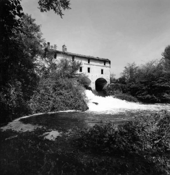 Cascina con canale sottopassante - vegetazione