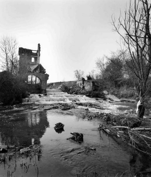 Cascina con canale sottopassante - ruderi