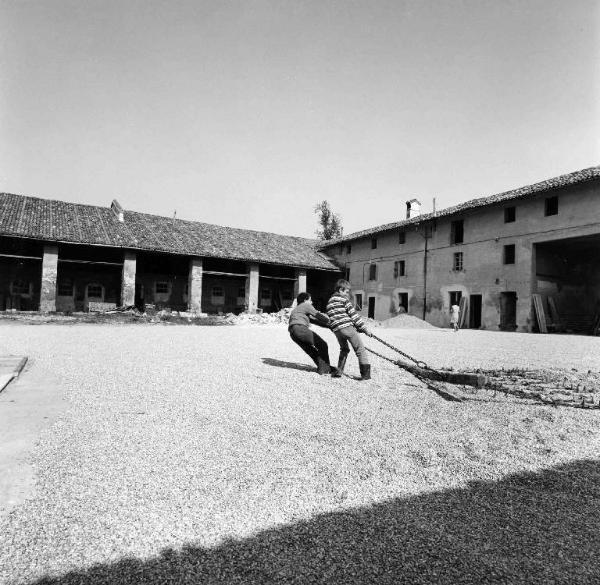 Cortile di cascina - rastrellamento ghiaia