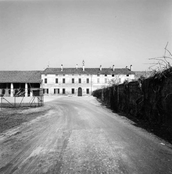 Cascinale - muro di recinzione - strada sterrata