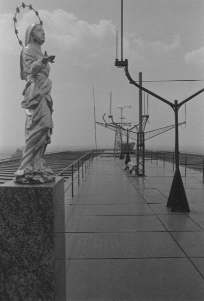 Milano - Grattacielo Pirelli - Statua della Madonna