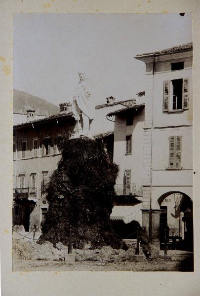 Iseo - Piazza Giuseppe Garibaldi - Monumento a Giuseppe Garibaldi - Pietro Bordini / Risorgimento italiano