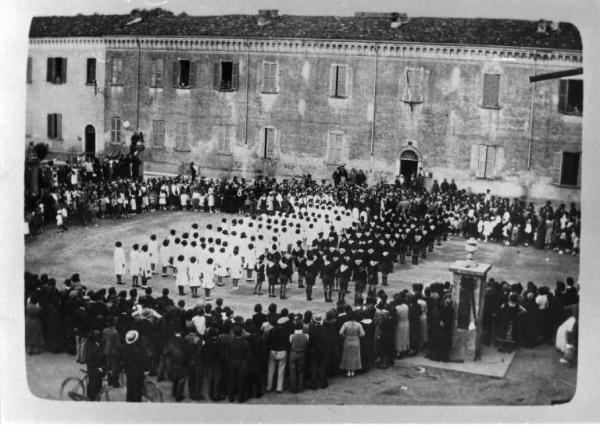 Saggio ginnico - Canneto sull'Oglio - Piazza Statuto - Balilla e Piccole Italiane