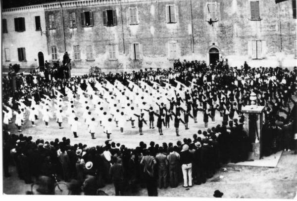 Saggio ginnico - Canneto sull'Oglio - Piazza Statuto - Balilla e Piccole Italiane