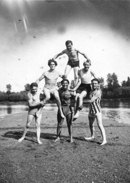 Ritratto di gruppo maschile - Fiume Oglio - Canneto sull'Oglio - Spiaggia