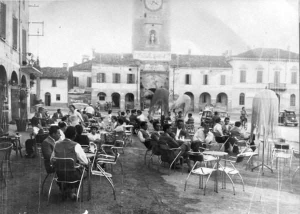 Ritratto di gruppo - Canneto sull'Oglio - Piazza Matteotti - Tavolini Bar Sport