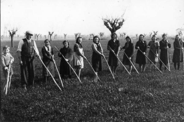 Lavori agricoli - Zappatura del frumento - Canneto sull'Oglio - Ritratto di gruppo