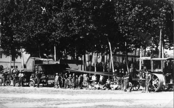 Lavori agricoli - Trebbiatrice - Canneto sull'Oglio - Piazza Gramsci - Ritratto di gruppo