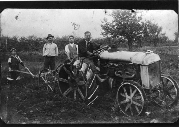 Lavori agricoli - Aratura - Trattore - Canneto sull'Oglio - Ritratto di gruppo maschile