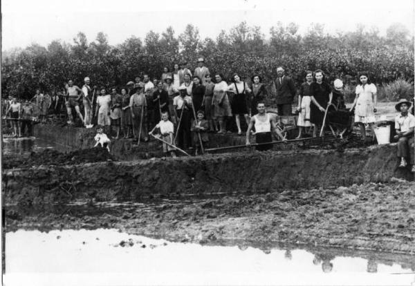 Estrazione della torba - Cava di torba - Canneto sull'Oglio - Ritratto di gruppo