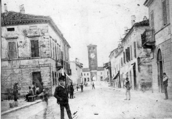 Canneto sull'Oglio - Via Garibaldi - Sagrato Chiesa del Carmine - Torre civica