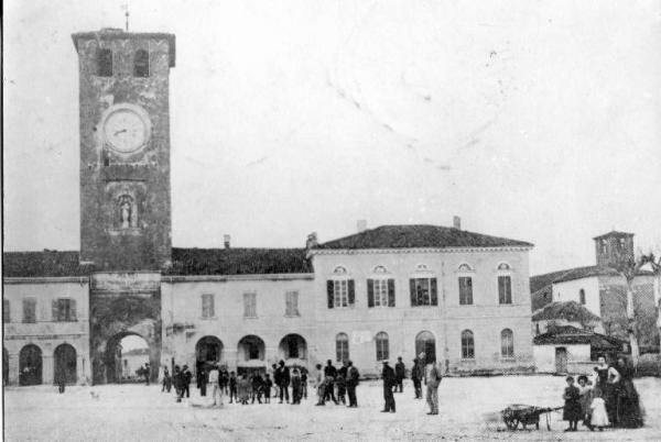 Canneto sull'Oglio - Piazza Vittorio Emanuele II (attuale piazza Matteotti) - Torre civica - Municipio - Antica torre campanaria Parrocchiale