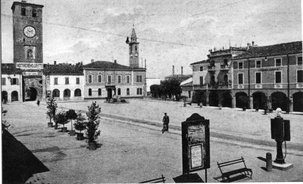 Canneto sull'Oglio - Piazza Vittorio Emanuele II (attuale piazza Matteotti) - Torre civica - Municipio - Torre campanaria Parrocchiale - Monumento Caduti Prima Guerra Mondiale