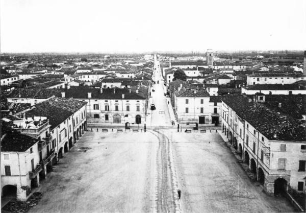 Canneto sull'Oglio - Via Garibaldi - Piazza Vittorio Emanuele II (attuale piazza Matteotti) - Torre campanaria Chiesa sussidiaria del Carmine