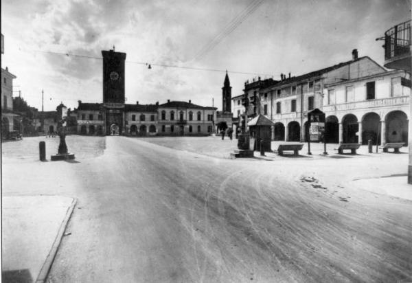 Canneto sull'Oglio - Piazza Matteotti ( ex piazza Vittorio Emanuele II) - Torre civica - Municipio - Torre campanaria Parrocchiale - Cinema Sala Ballo Fontanelle