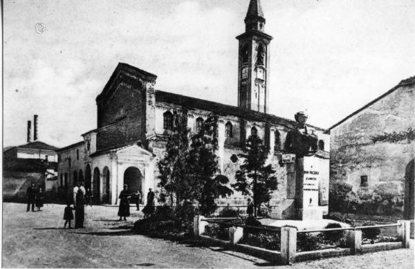 Canneto sull'Oglio - Piazza XXIV Maggio - Monumento a don Enrico Tazzoli - Chiesa Parrocchiale