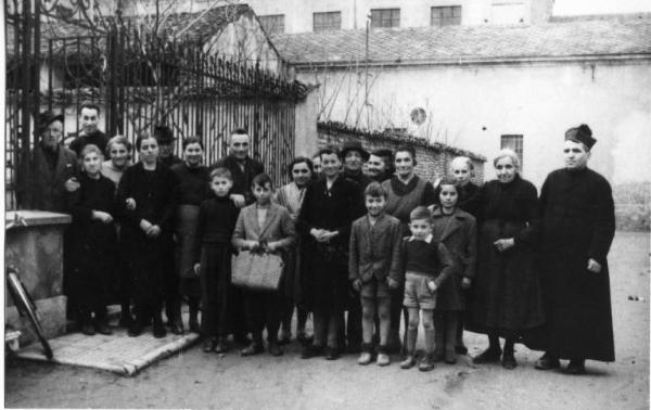 Ritratto di gruppo - Don Umberto Sgarbi con parrocchiani - Canneto sull'Oglio - Via Bernardo de Canal - Canonica