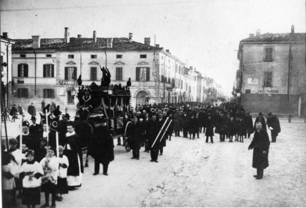 Funerale - Canneto sull'Oglio - Piazza Vittorio Emanuele II (attuale piazza Matteotti)