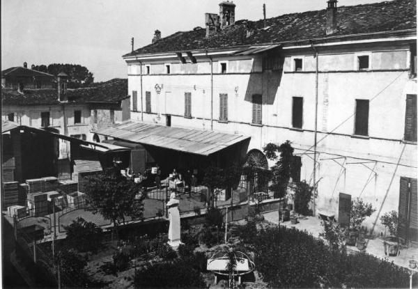 Produzione del giocattolo - Canneto sull'Oglio - ditta Furga - Cortile casa Furga