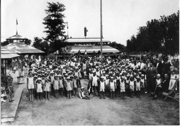 Ritratto di gruppo - Colonia fluViale elioterapica - Fiume Oglio