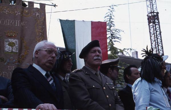 Inaugurazione monumento "Ai bersaglieri di tutti i tempi" 1979 - Viadana - Parco delle Rimembranze - Palco delle autorità civili e militari