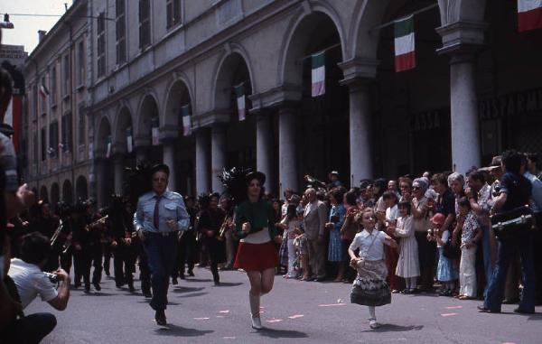 Inaugurazione monumento "Ai bersaglieri di tutti i tempi" 1979 - Viadana - Piazza Giacomo Matteotti - Fanfara provinciale di Modena