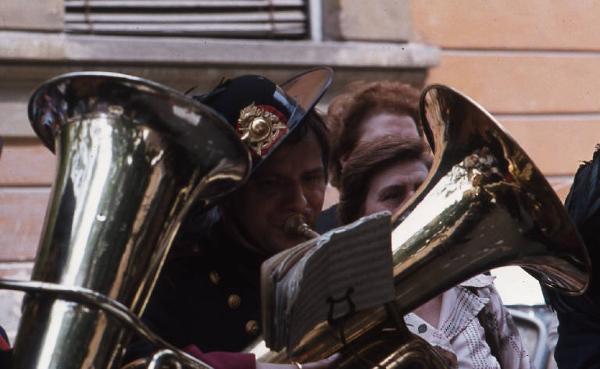 Inaugurazione monumento "Ai bersaglieri di tutti i tempi" 1979 - Viadana - Piazza Giacomo Matteotti - Fanfara provinciale di Modena - Ritratto maschile - Bersagliere