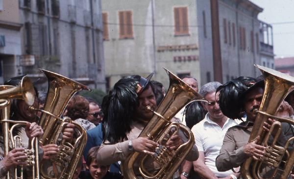 Inaugurazione monumento "Ai bersaglieri di tutti i tempi" 1979 - Viadana - Piazza Giacomo Matteotti - Fanfara "Luciano Manara" di Milano - Ritratto maschile - Bersagliere