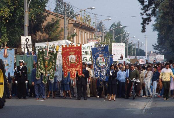 Manifestazione contro la possibile installazione di una centrale elettronucleare 1983 - Viadana - Via Guglielmo Marconi - Corteo