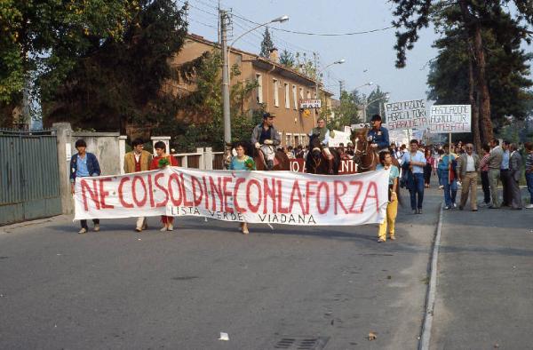 Manifestazione contro la possibile installazione di una centrale elettronucleare 1983 - Viadana - Via Guglielmo Marconi - Corteo