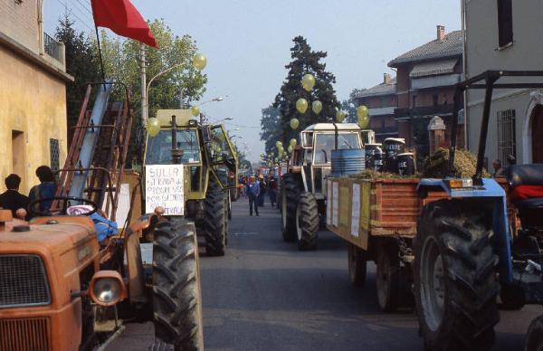 Manifestazione contro la possibile installazione di una centrale elettronucleare 1983 - Viadana - Via Guglielmo Marconi - Sfilata trattori