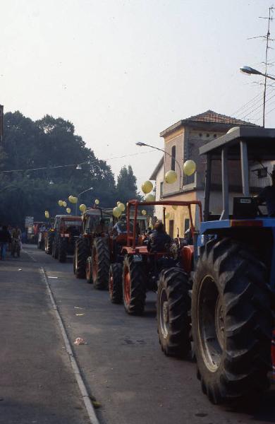 Manifestazione contro la possibile installazione di una centrale elettronucleare 1983 - Viadana - Via Guglielmo Marconi - Sfilata trattori