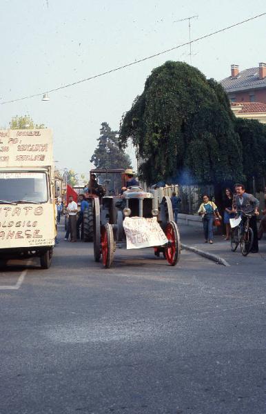 Manifestazione contro la possibile installazione di una centrale elettronucleare 1983 - Viadana - Via Guglielmo Marconi - Sfilata trattori