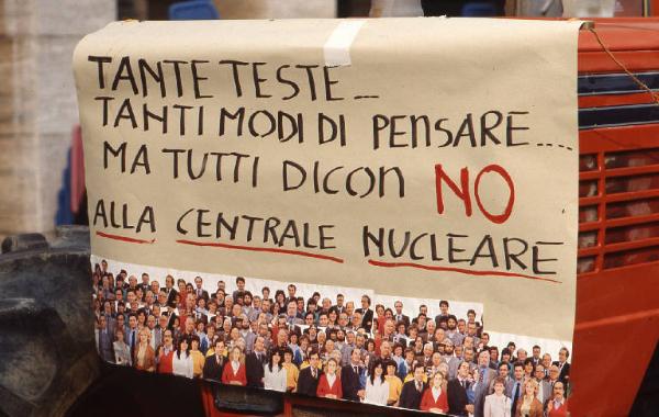 Manifestazione contro la possibile installazione di una centrale elettronucleare 1983 - Viadana - Via Alessandro Manzoni - Cartello