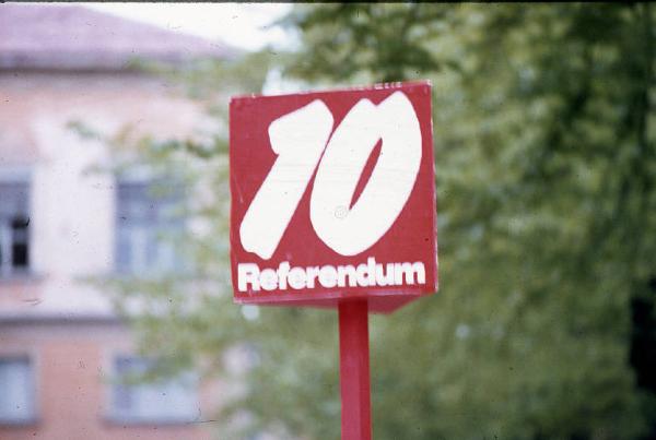 Manifestazione "Tutti a Viadana in Bicicletta " contro la possibile installazione di una centrale elettronucleare 1980 - Viadana - Piazza Alessandro Manzoni - 10 Referendum