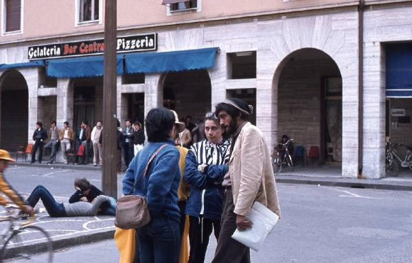 Manifestazione "Tutti a Viadana in Bicicletta " contro la possibile installazione di una centrale elettronucleare 1980 - Viadana - Piazza Alessandro Manzoni - Ritratto di gruppo - Manifestanti