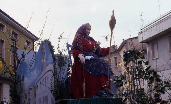 Tradizione popolare "Brüsa la vècia" 1988 - Viadana - Via Garibaldi - Sfilata - Carro con la vecchia in cartapesta