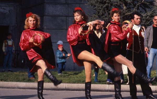 Tradizione popolare "Brüsa la vècia" 1988 - Viadana - Sagrato Chiesa di San Pietro Apostolo - Sfilata - Ritratto di gruppo femminile - Majorettes