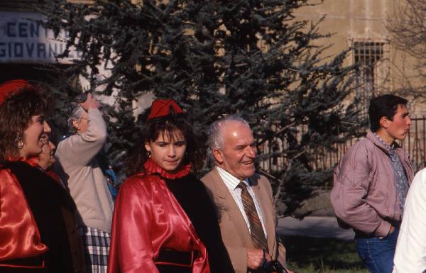 Tradizione popolare "Brüsa la vècia" 1988 - Viadana - Sagrato Chiesa di San Pietro Apostolo - Sfilata - Ritratto di gruppo - Majorettes e Arrigo Aroldi