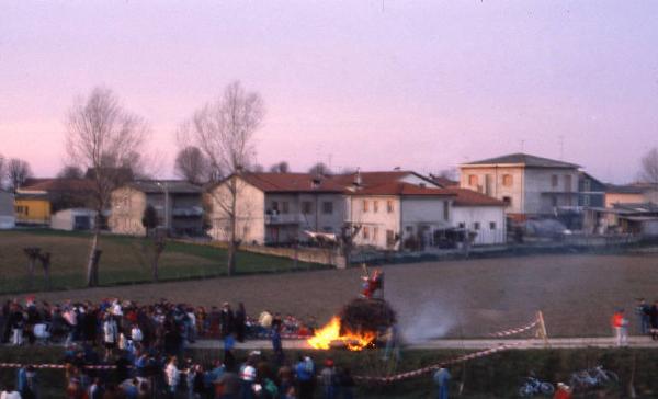 Tradizione popolare "Brüsa la vècia" 1988 - Viadana - Via Santa - Rogo della vecchia in cartapesta