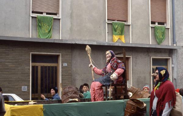 Tradizione popolare "Brüsa la vècia" 1986 - Viadana - Via Garibaldi - Sfilata