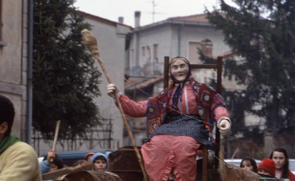 Tradizione popolare "Brüsa la vècia" 1986 - Viadana - Via Garibaldi - Sfilata