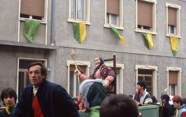 Tradizione popolare "Brüsa la vècia" 1986 - Viadana - Via Garibaldi - Sfilata