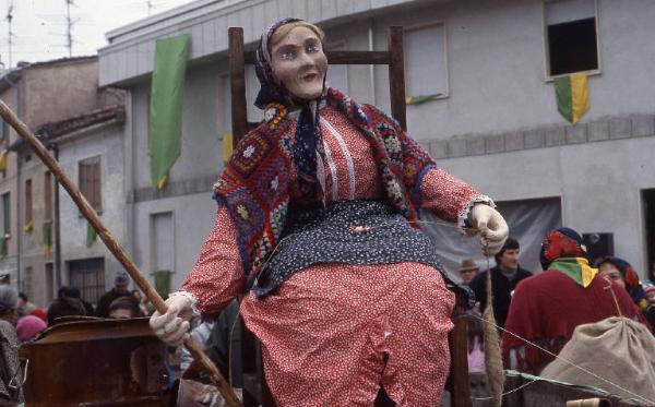 Tradizione popolare "Brüsa la vècia" 1986 - Viadana - Via Garibaldi - Sfilata