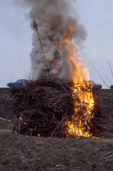 Tradizione popolare "Brüsa la vècia" 1986 - Viadana - Via Santa - Rogo della vecchia in cartapesta