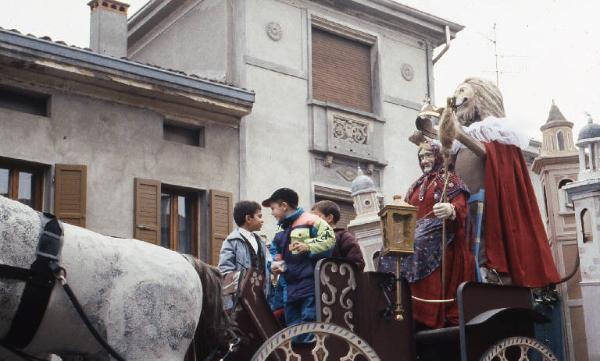 Tradizione popolare "Brüsa la vècia" 1991 - Viadana - Via Garibaldi - Sfilata della vecchia in cartapesta